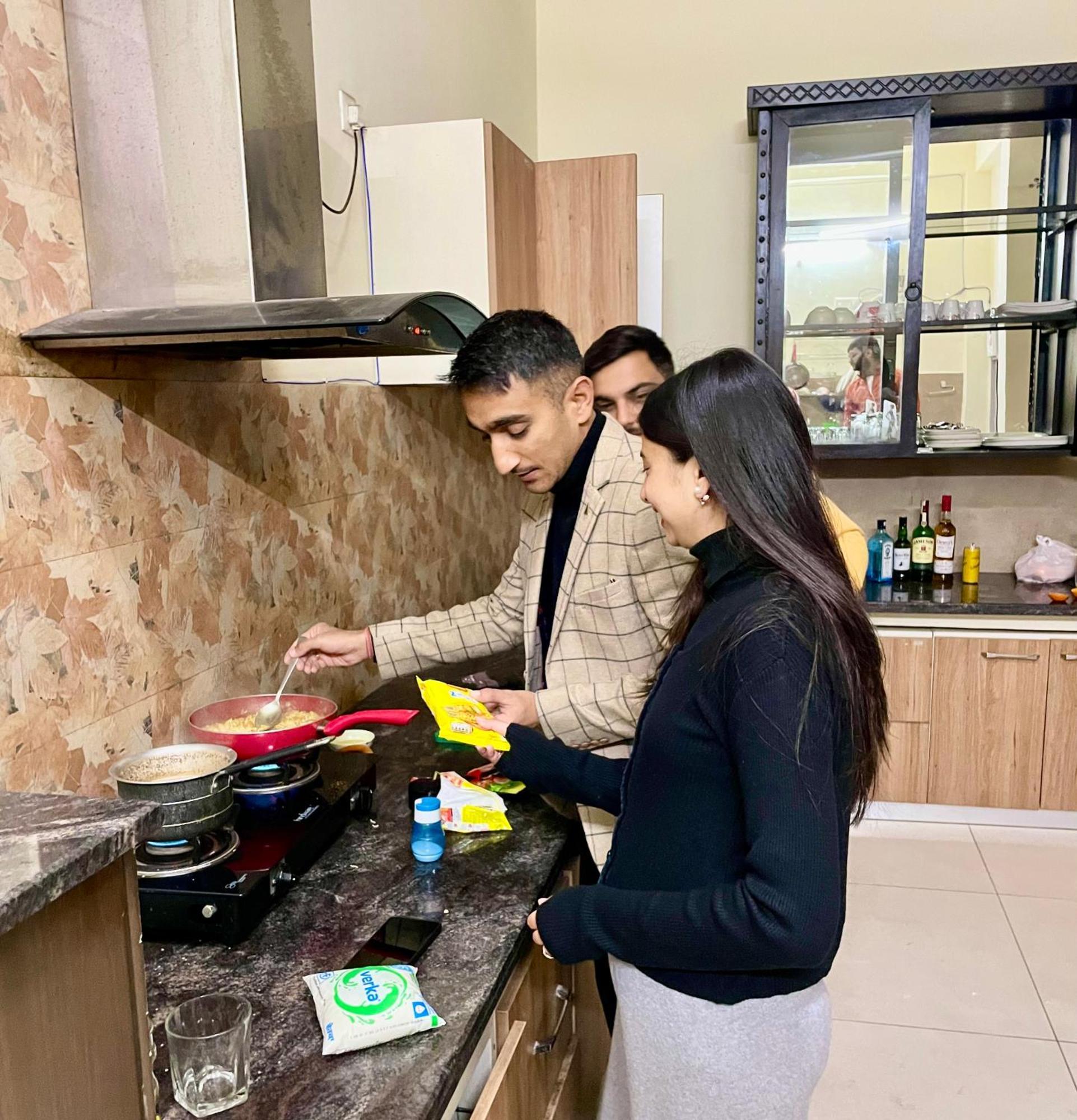 The Auriga 3Bhk Fully Entair Villa With Bonfire In Kasauli I Pvt Stay I Open Air Terrace I Kitchen Livingroom I Lawn Bonfire I Gaming Zone ภายนอก รูปภาพ
